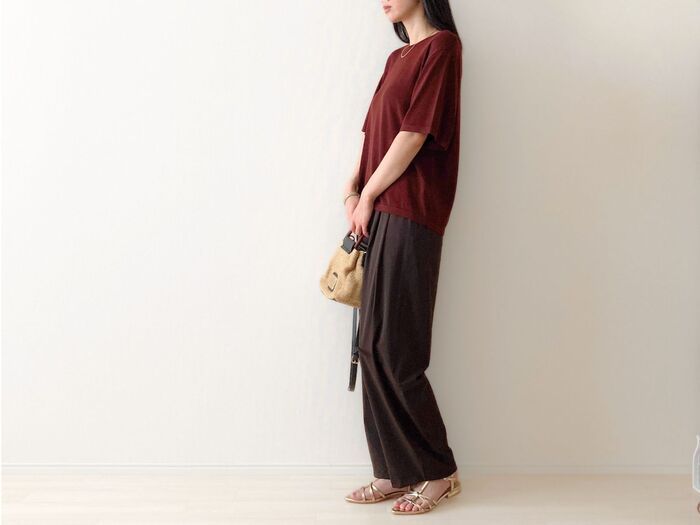 【ユニクロ】40代・50代にも大絶賛の『ワイドパンツ』を履いてみた！人気すぎて売り切れ続出のワケは…？