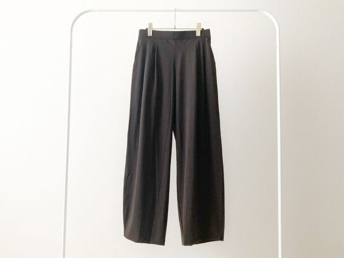 【ユニクロ】40代・50代にも大絶賛の『ワイドパンツ』を履いてみた！人気すぎて売り切れ続出のワケは…？