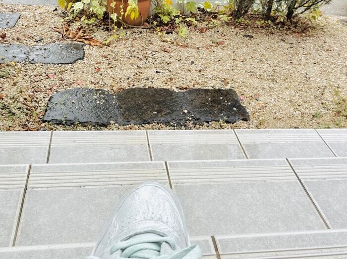 100均で1000円使うマニアが激推し！雨の日の濡れ靴・ジメジメを瞬時に救う〈優秀アイテム3選〉