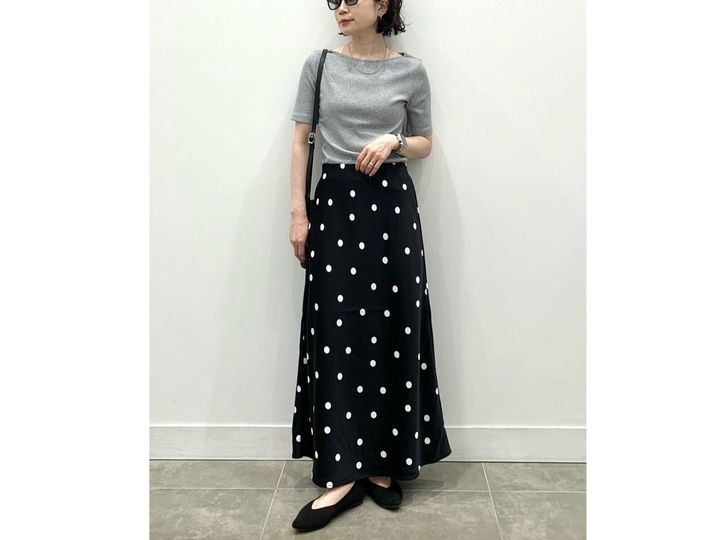 この夏のトレンド「ドット柄」をGUで手軽に取り入れられる「サテンドットフレアスカート」のコーデをご紹介。シンプルなトップスを合わせるだけで、洗練された大人の甘めスタイルがかないます。 ※画像出典：StyleHint