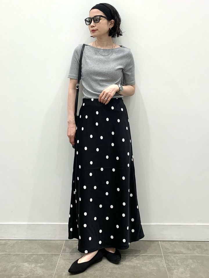 グレーのTシャツを合わせてモノトーンコーデにまとめて 出典：StyleHint