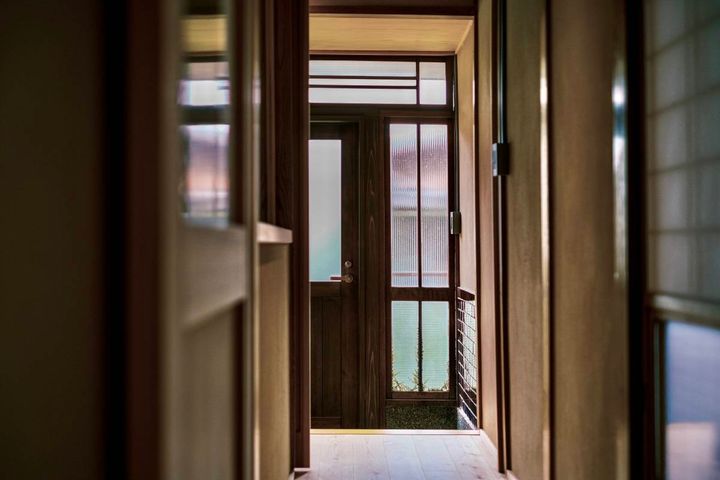 日本家屋の玄関／磨りガラス越しに外が明るいことがわかる