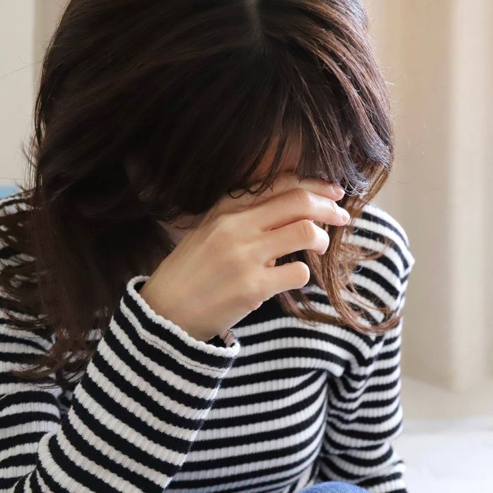 頭を抱える女性