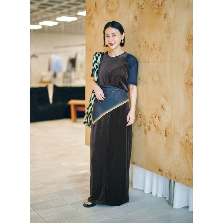 異素材の半袖ニットコーデのAMERI VINTAGEのディレクター黒石奈央子さん