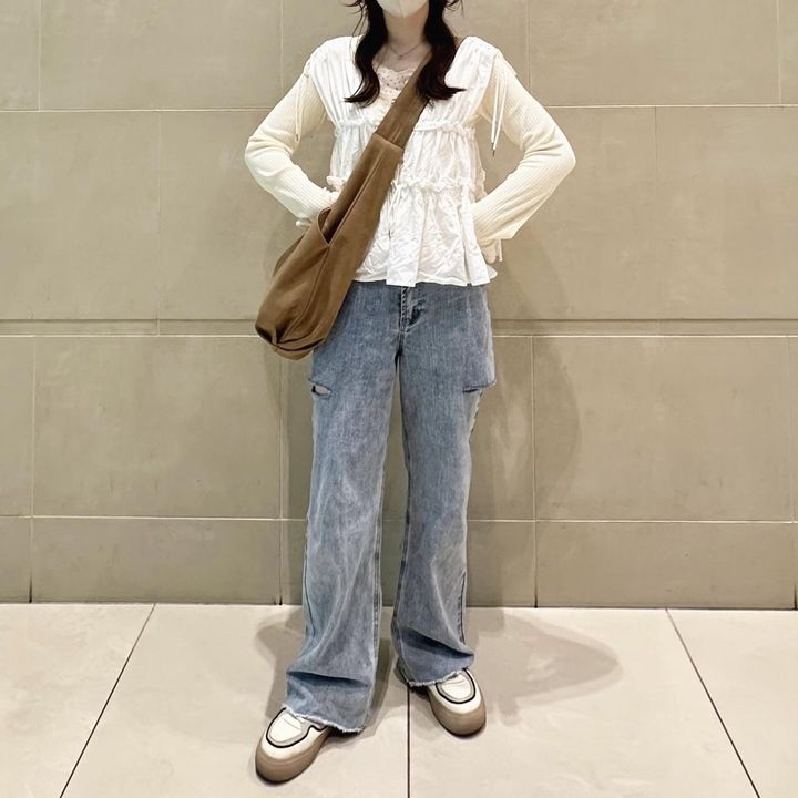 画像: デニム合わせで大人カジュアルに