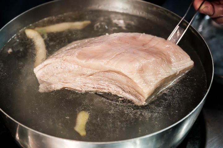 豚肉をゆでる