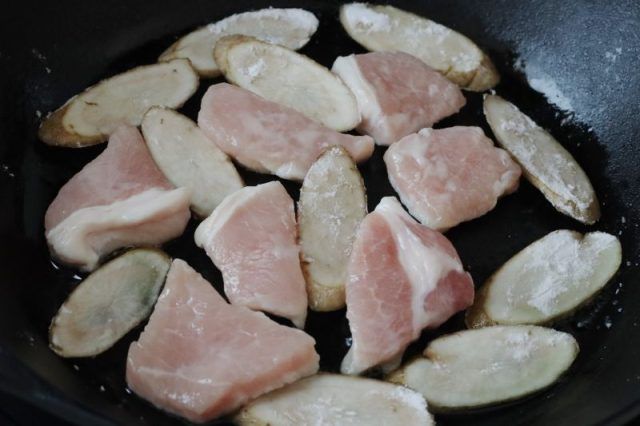 カットした豚肉とごぼう