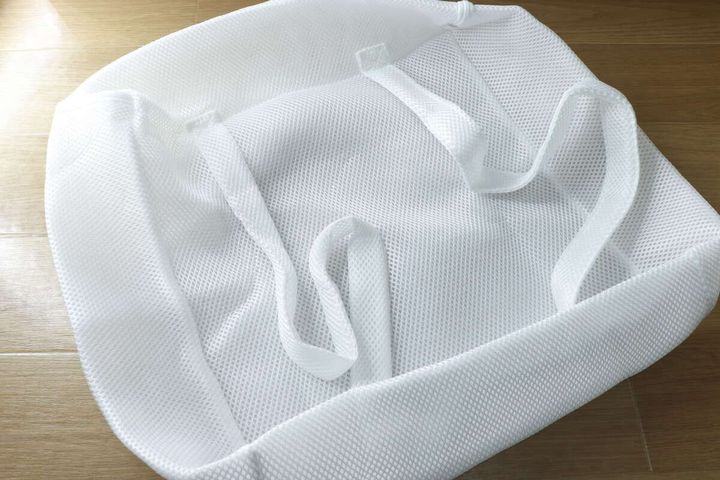 広げたランドリーバッグの内側にリュック用の肩紐が見える
