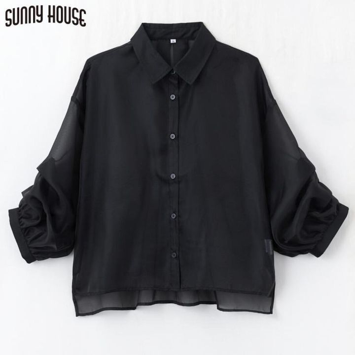 黒いシアーブラウスの平置き。襟付きで袖はくしゅっとしたデザイン。