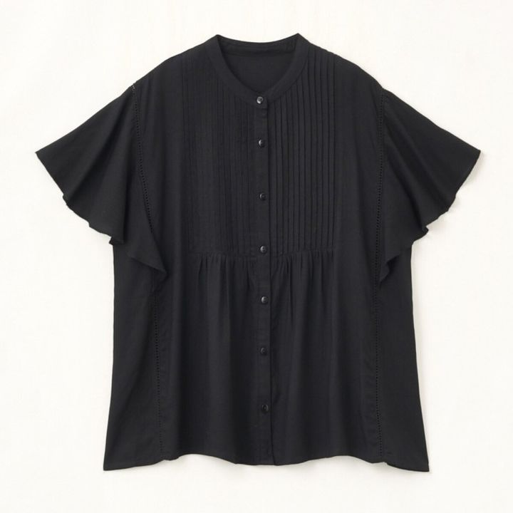黒いフリル袖ブラウスの平置き。胸元にピンタックとボタンが並ぶ。