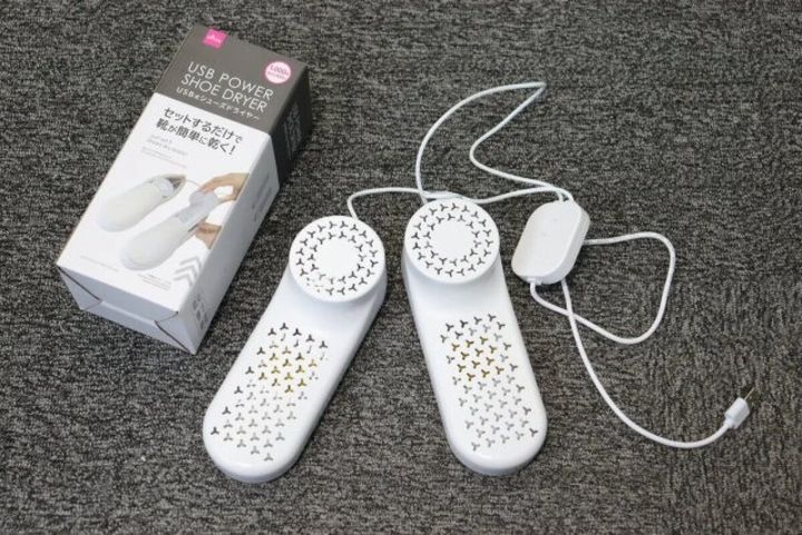 白いUSB式シューズドライヤー本体2個とパッケージ箱