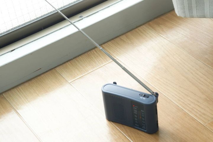 窓際に置かれアンテナを伸ばしたラジオ