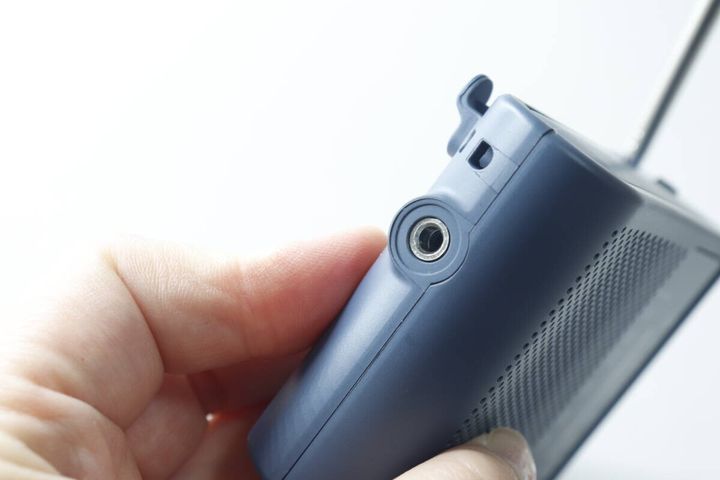 ラジオ本体側面にあるイヤホン端子