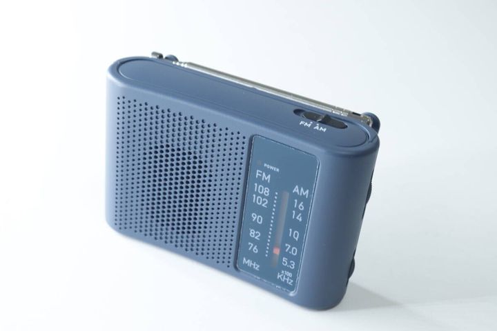 ネイビー色のダイソー備えラジオ本体