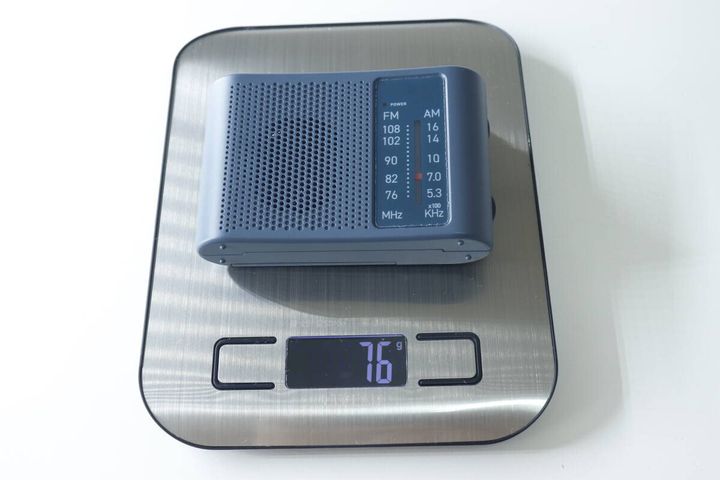 デジタルスケールで測ったラジオの重さ76g