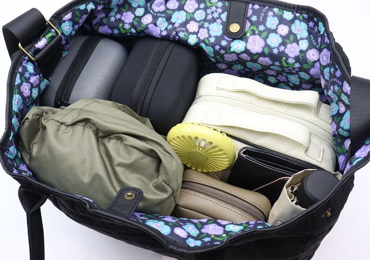 バッグの中にポーチや水筒など様々な荷物が入っている