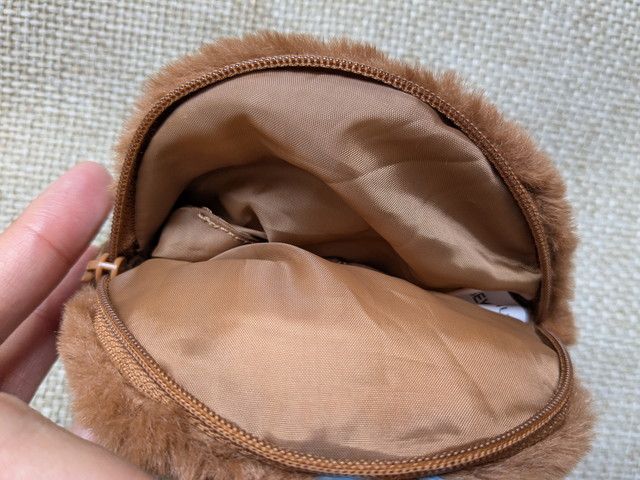 モンチッチちゃんポーチチャームのブルーのリングチャームアップ。バッグへの取り付けに使うカラビナリング