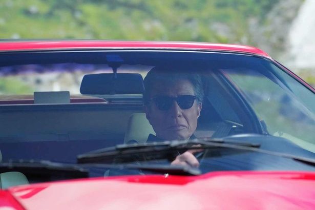 南条弘の愛車は真っ赤なフェラーリ328GTS [c]2026「免許返納!?」製作委員会