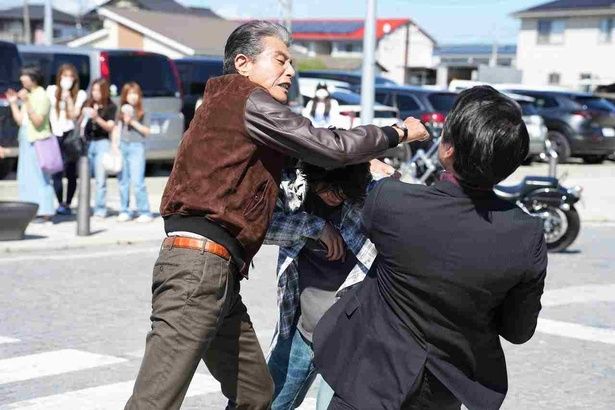 【写真を見る】舘ひろし、半グレ集団との乱闘シーンにも挑む！ [c]2026「免許返納!?」製作委員会