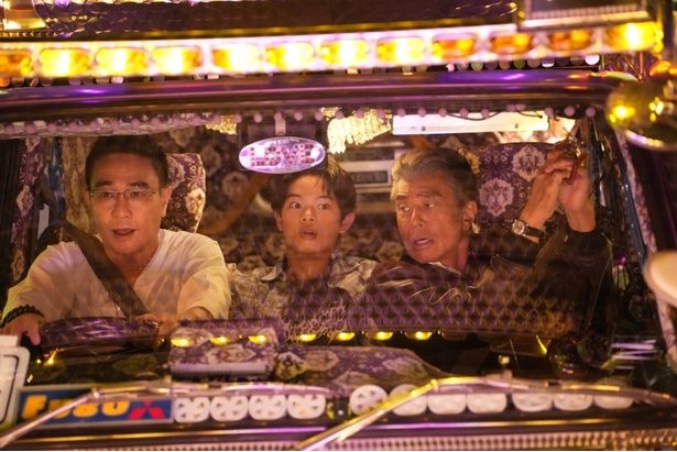 南条弘が旅の途中で出会うデコトラの運転手、安田(八嶋智人) [c]2026「免許返納!?」製作委員会
