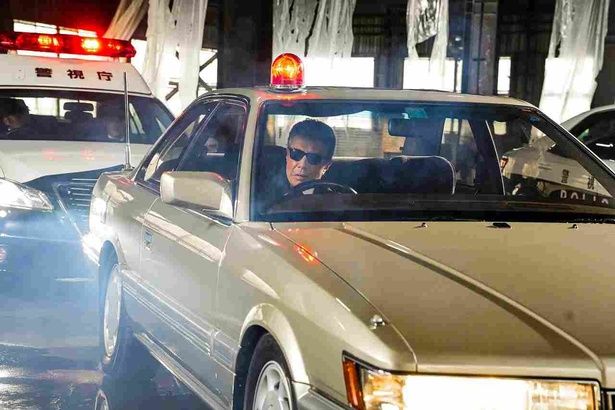 「あぶない刑事」の象徴とも言える名車レパードも登場！ [c]2026「免許返納!?」製作委員会