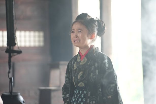 南条弘のマネージャー、川奈舞は元名子役。子役時代(泉谷星奈)の出演ドラマのタイトルは、あの名作を彷彿とする「おさん」… [c]2026「免許返納!?」製作委員会