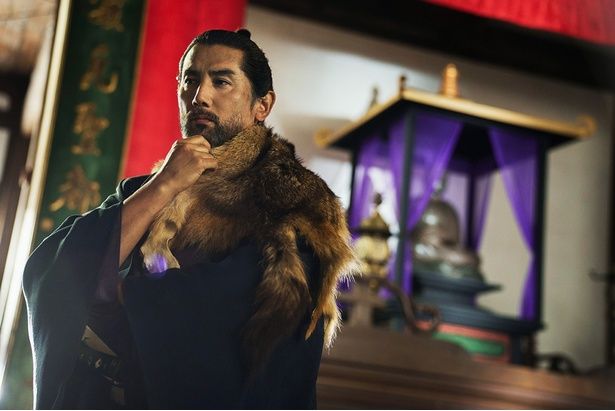 本木雅弘演じる『黒牢城』の主人公、荒木村重 [c]米澤穂信/KADOKAWA ©2026 映画「黒牢城」製作委員会