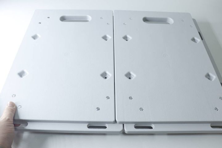 白いキャリー台車2つが横に連結され、片方を手で持っている