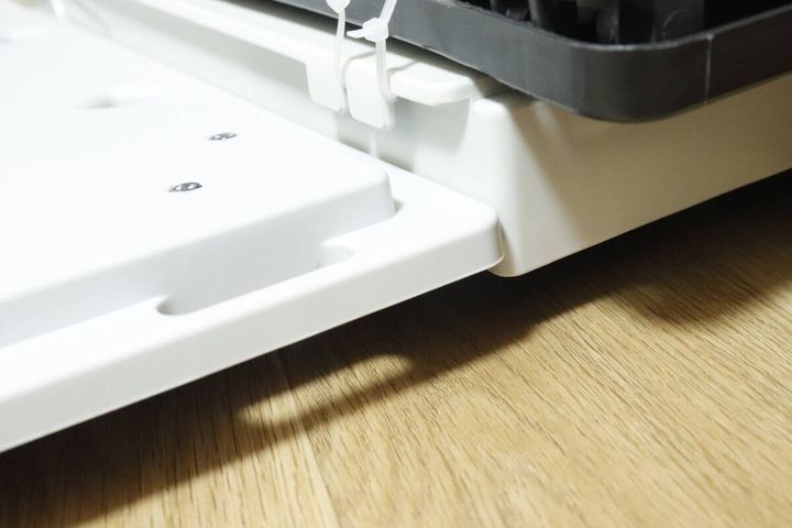 白いキャリー台車と黒い収納ケースが並べられている側面