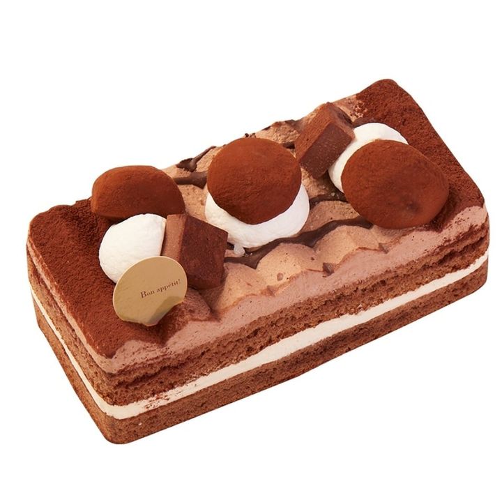生チョコ大福やチョコクリームが飾られたチョコレート尽くしのケーキ
