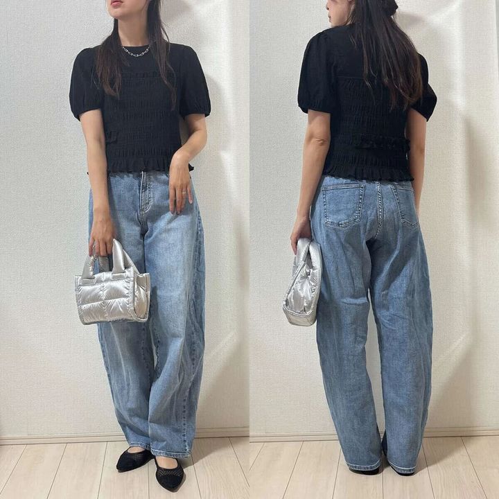 黒いボリューム袖Tとデニムを着用した女性の前後全身コーデ
