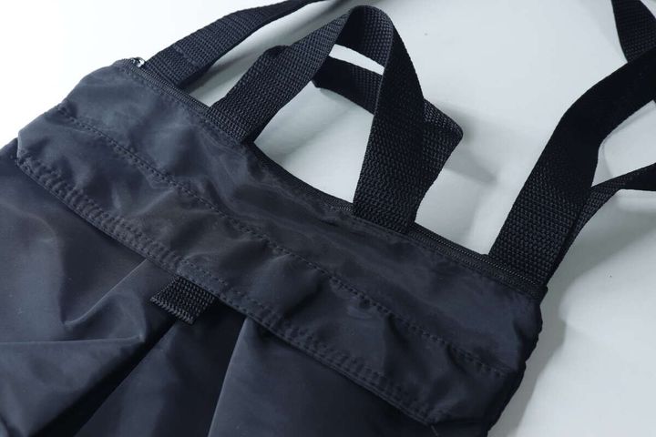 黒い2WAYショルダーバッグの持ち手とメイン収納のファスナー部分を接写