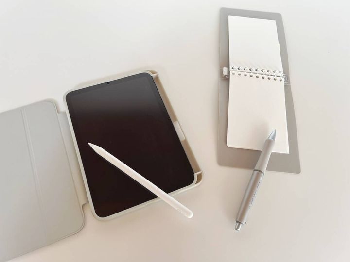 iPad miniとApple Pencil、ノートとペンが並べられている