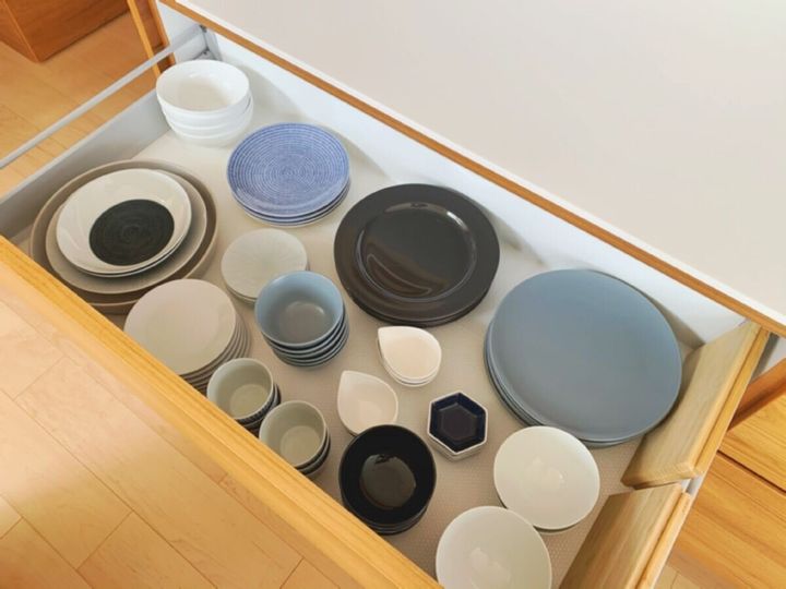 引き出しにきれいに重ねて収納された統一感のある食器