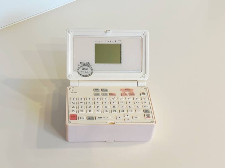 白い机の上に置かれたピンク色のラベルライター