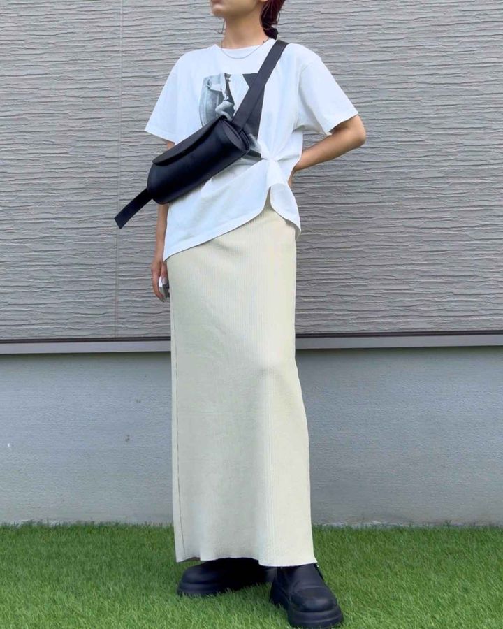 画像: ゆったりTシャツで大人の抜け感を演出