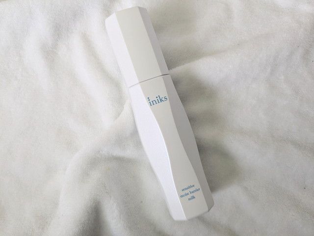 iniks センシティブ モイストバリア ミルク Nのボトル全体。白いシンプルなパッケージ
