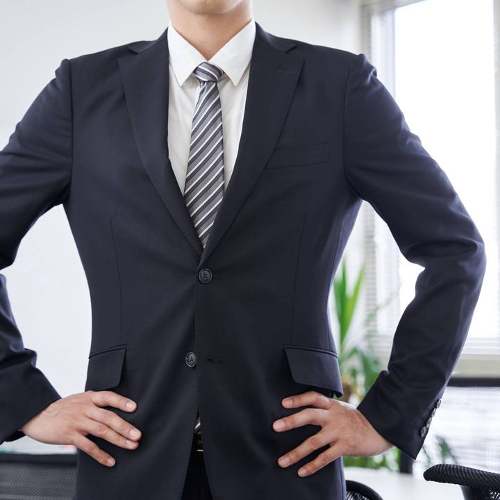 腰に手を当てる人