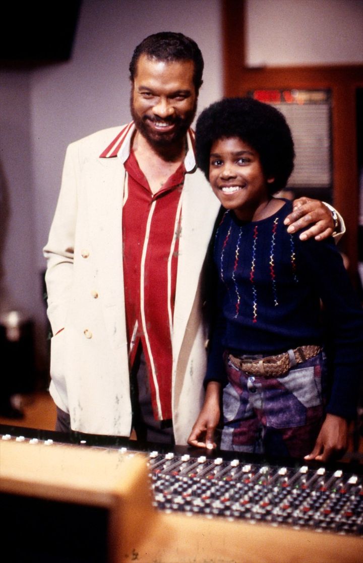 『The Jacksons： An American Dream』（1992）でマイケル・ジャクソンを演じたジェイソン・ウィーバー（右） 写真提供：AFLO width=
