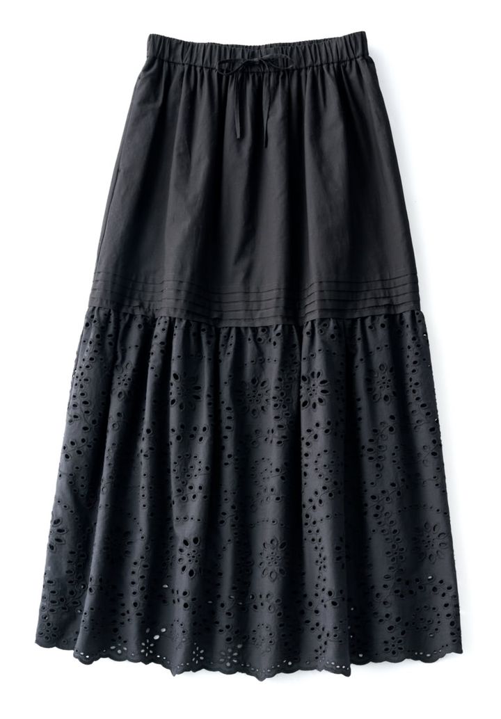 スカート¥25,960／23区（オンワード樫山 お客様相談室）