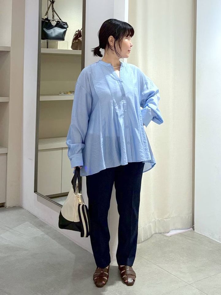 ブルーのセミシアー素材は上品で大人向け