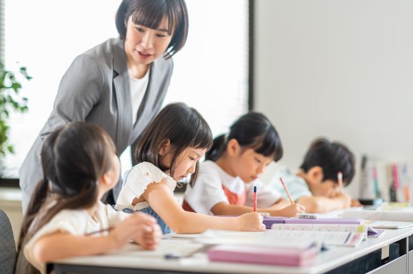 卒業後にアルバイトで楽しみながら働く定年女子たち