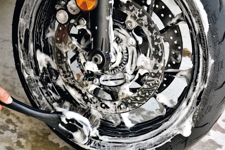 義務だけど一度もやってない？メカ音痴こそ「洗車」から始める日常点検のステップアップ