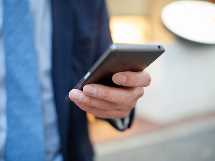 スマホを触る男性の手元
