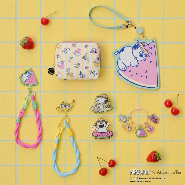 「パスケース」(2970円)、「ティッシュケースポーチ」(2750円)、「スマホグリップ」(各990円)、「アクリルキーリング」(1320円)、「スマホストラップ」(各1650円)