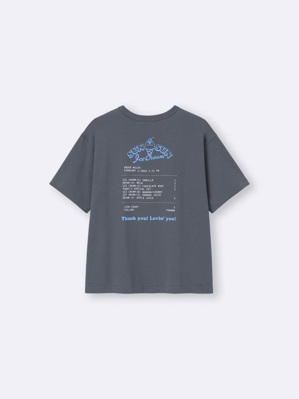  バックにはアイスクリームショップのレシートを大胆プリント