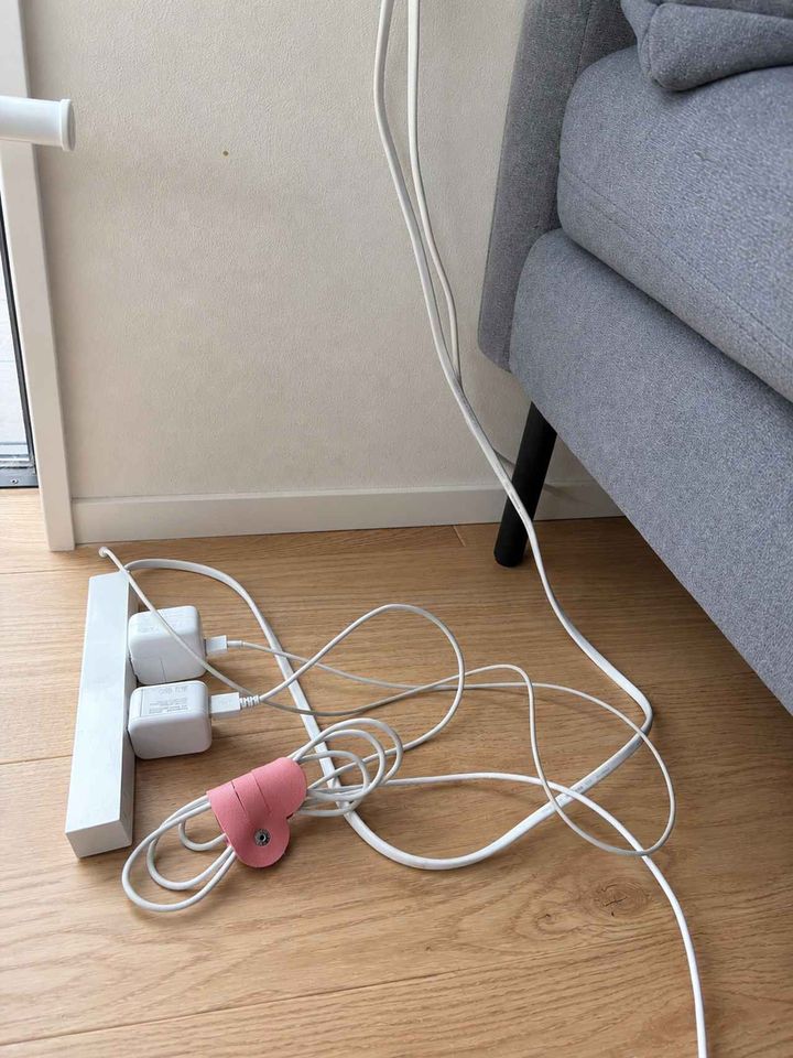 画像: 床に広がるコード類、どうにかしたい……！