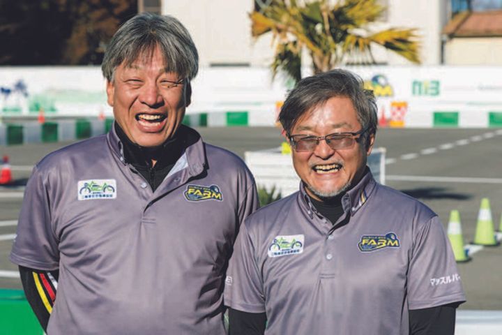 マッスルバイクファームには常にスタッフがいて、受付業務などのお客さん対応や施設の管理を担当している。コースの走り方や施設の使い方などで分からないことがあれば教えてくれるし、ときには走りのアドバイスをしてくれることも。困った時に頼りになる存在である