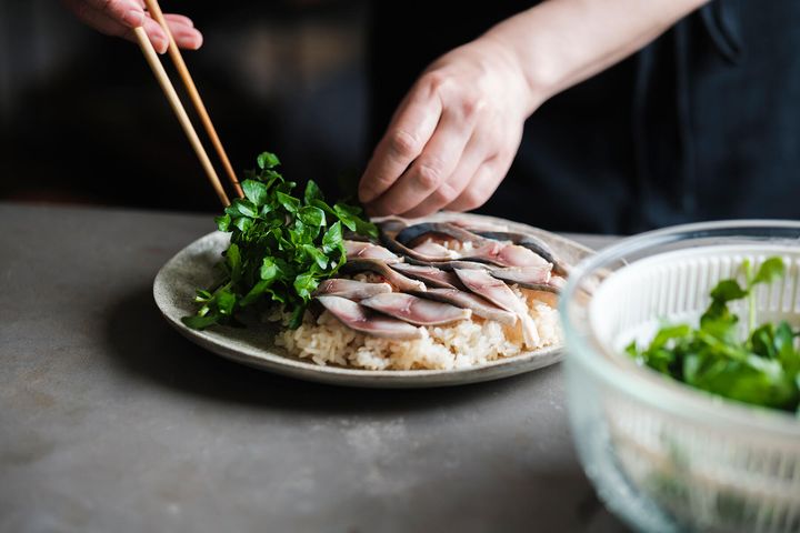 材料を切って、皿に盛り付ける