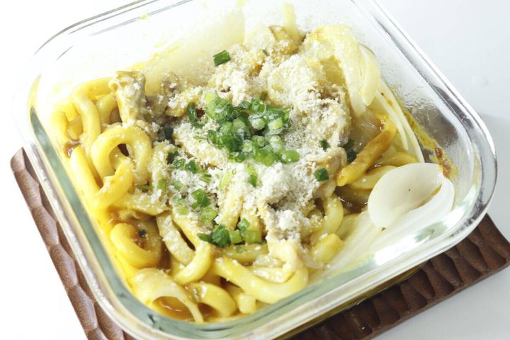 豚肉と玉ねぎ、粉チーズ、ネギがトッピングされたアレンジカレーうどん